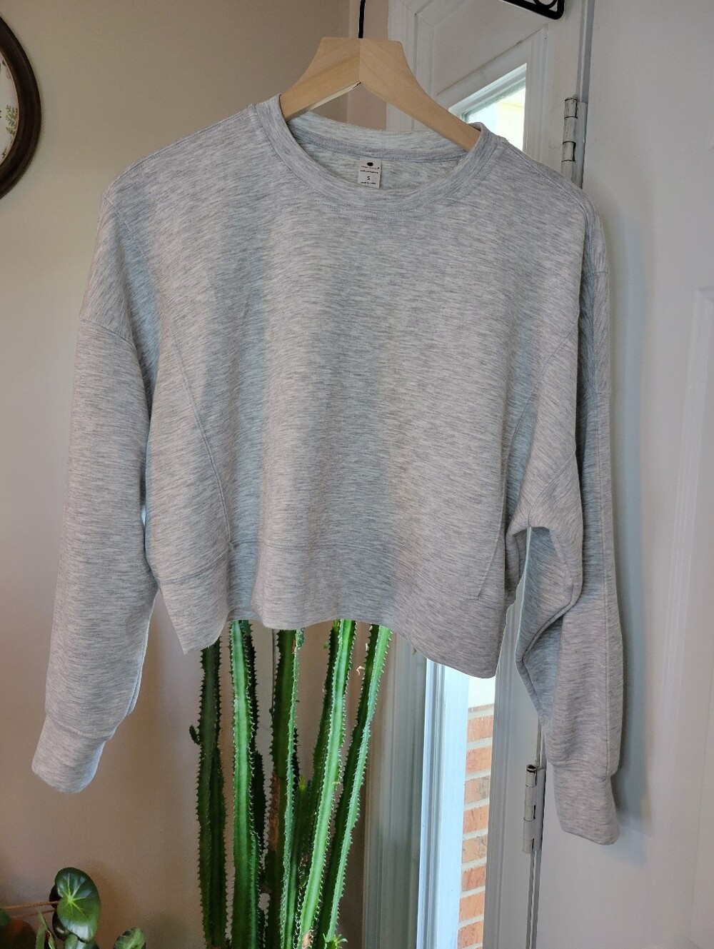 Yogalicious Heather Grey Cropped Athletic Soft Sweatshirt, Size Womens Small